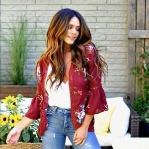Kimono burgundy with flowing sleeves.